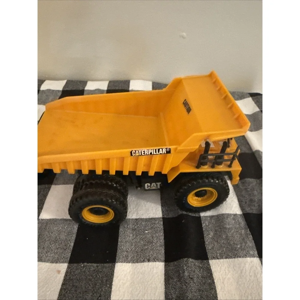 New Bright CAT 777B DUMP TRUCK‎ RC Working Good Used VTG Toy